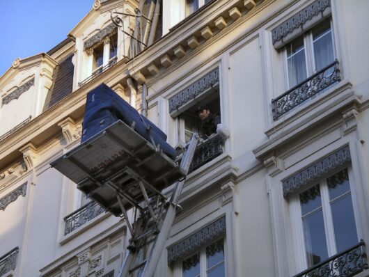 Transport d’un objet lourd grâce à un monte-charge sécurisé
