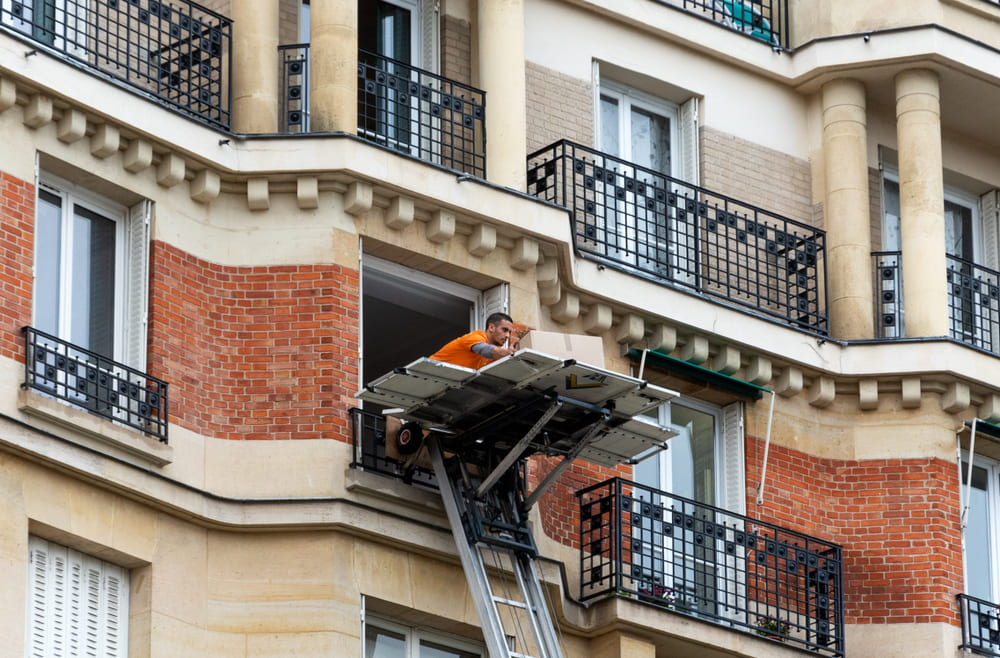 Location de monte meuble Paris – Déménagement rapide et sécurisé avec monte meuble électrique